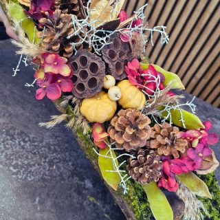 Dušičkové zboží je u nás připravené 🌾 Přijďte si vybrat z široké nabídky věnců, svíček a živých i umělých dekorací. Každý...