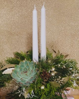 🎄 Štědrovečerní stůl, který září teplem a vůní Vánoc. Vánoční svícny z živých květin vytvoří slavnostní atmosféru a...